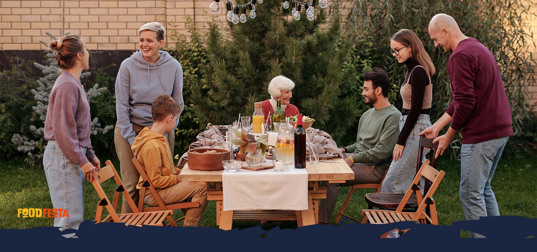 samen eten tijdens familie feest - buiten - oma, vader, moeder; zoon, dochter, oom, tante